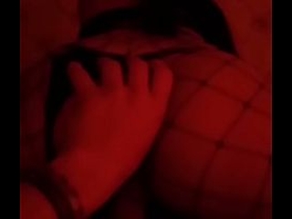 Le acaricio el ano mientras le entierro la verga a la peque&ntilde_a latina