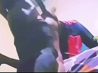 Belle m&egrave_re en position levrette