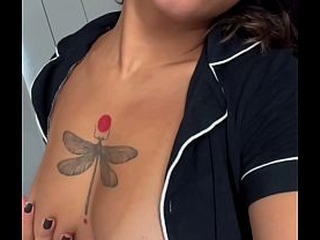 Amadora nua mostrando peitos naturais de perto &ndash_ Close-up e detalhes da pele (4K)